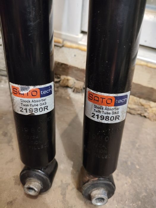 Амортизатори задні тойота ауріс 2010