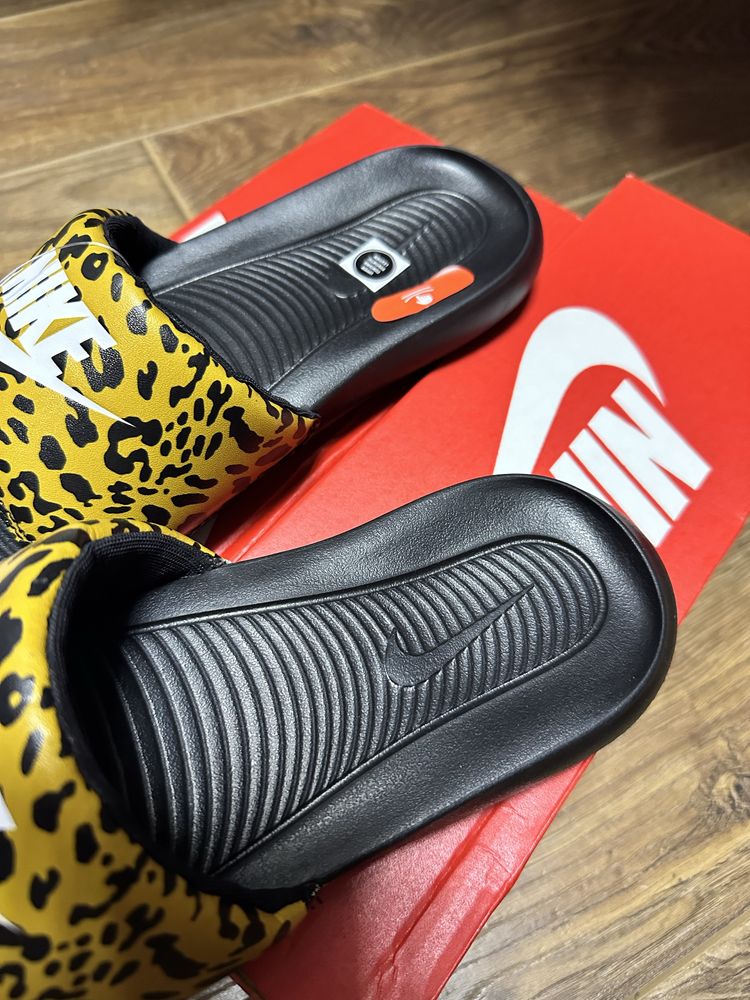 Сланці nike. Тапки найк. Жіночі шльопанці найк оригінал. Оригинал