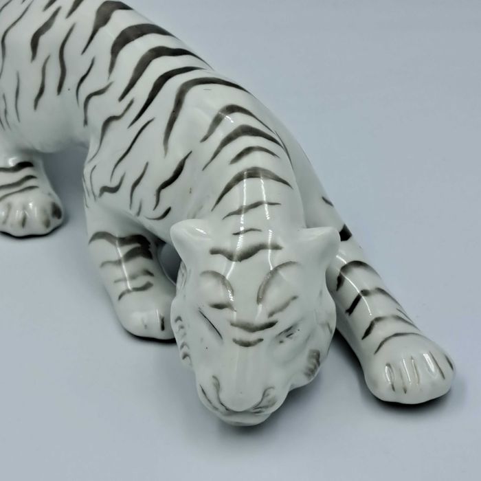 Figurka porcelanowa tygrysa, Ćmielów, lata 60. XX w.
