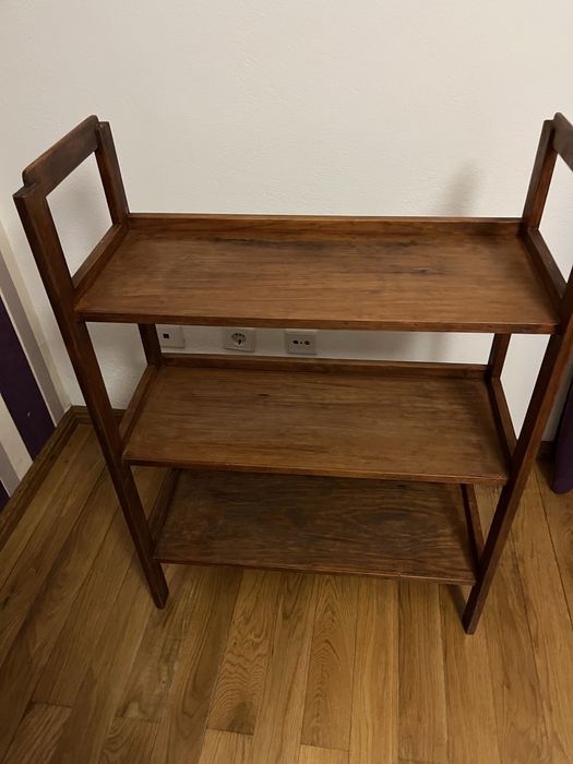 Estante com prateleiras