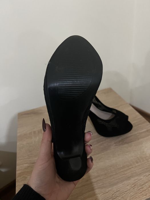 Czarne buty na obcasie