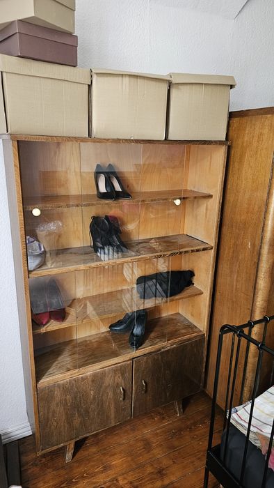 Stara szafa oraz biblioteczka