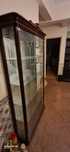 Vitrine com portas em vidro e luz