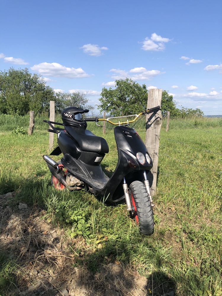 Ямаха неос на документах присутній обмін та торг