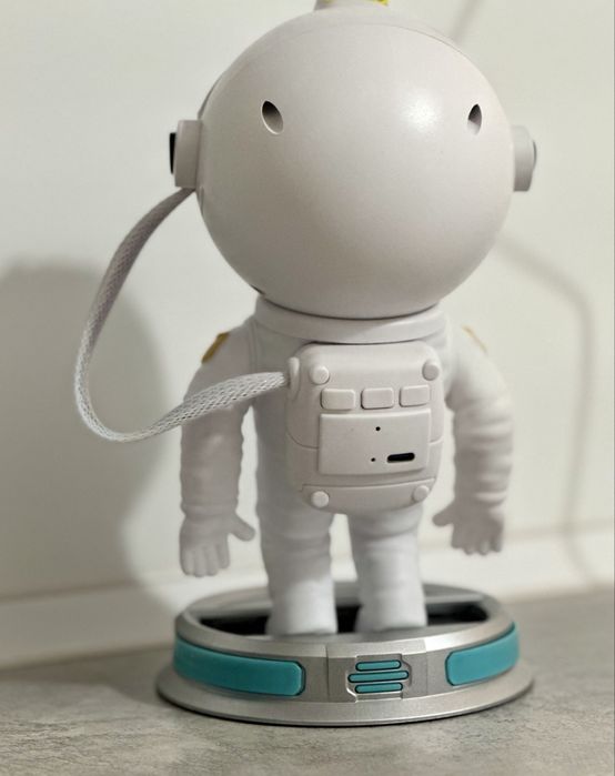 Астронавт-проектор, найновіша модель 2025