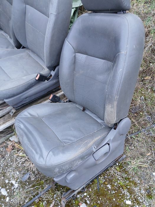 Nissan Terrano fotele przednie szara skóra.