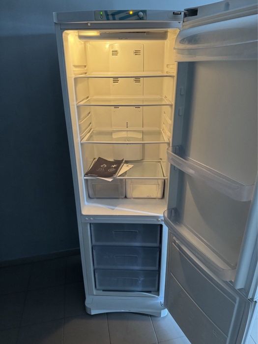 Продам дешевий холодильник б/у Indesit TI22W NoFrost.Робочий.Доставлю.