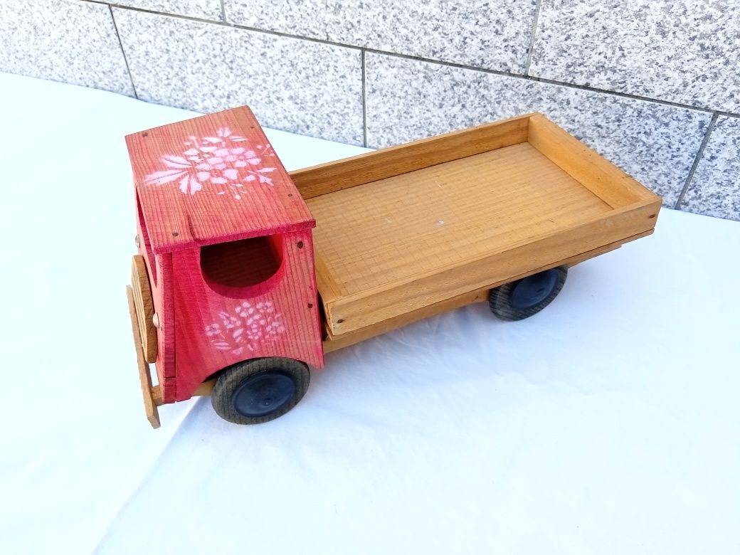 Brinquedos em madeira e plástico
