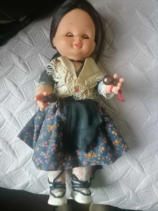 Casal de bonecos vestidos com trajes espanhóis