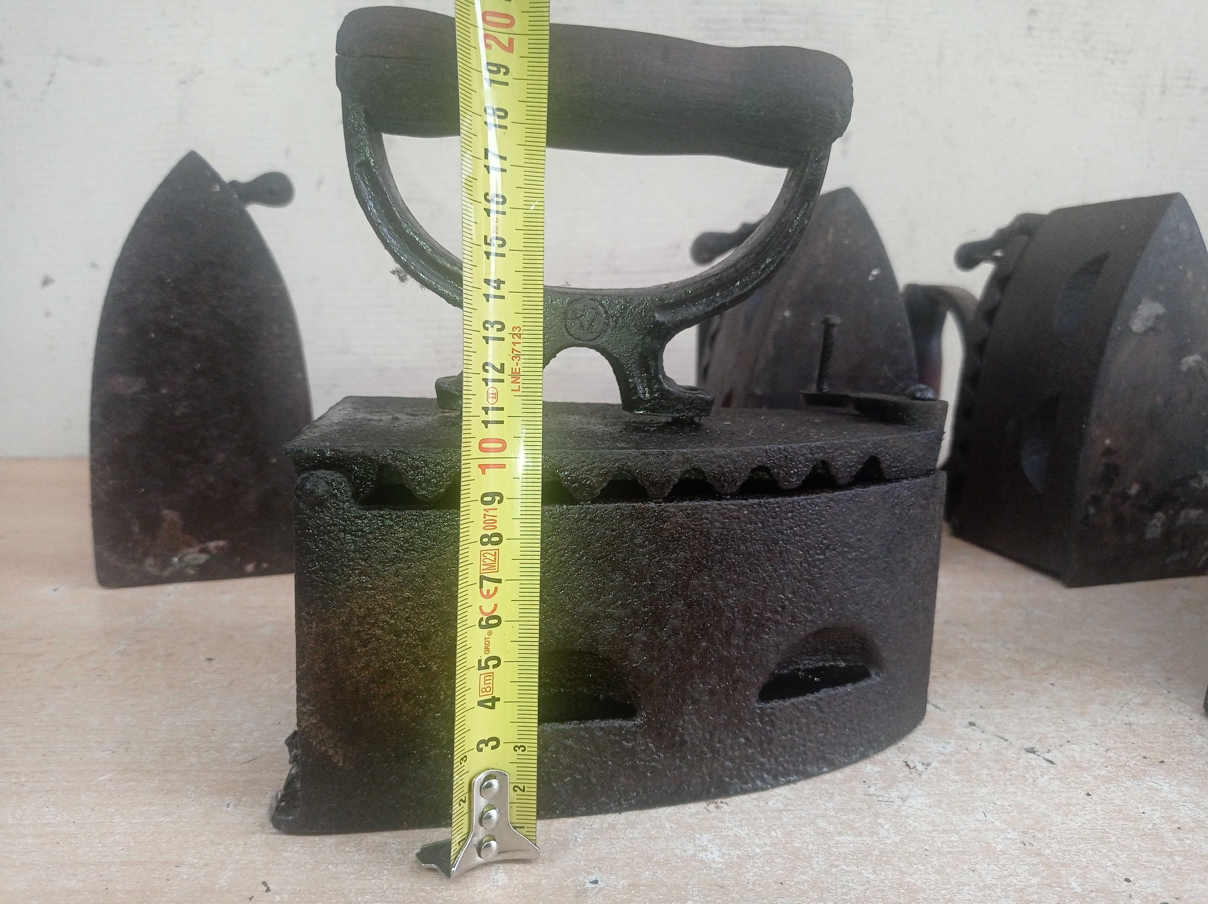 Stare żelazka żeliwne na węgiel - 7 sztuk.