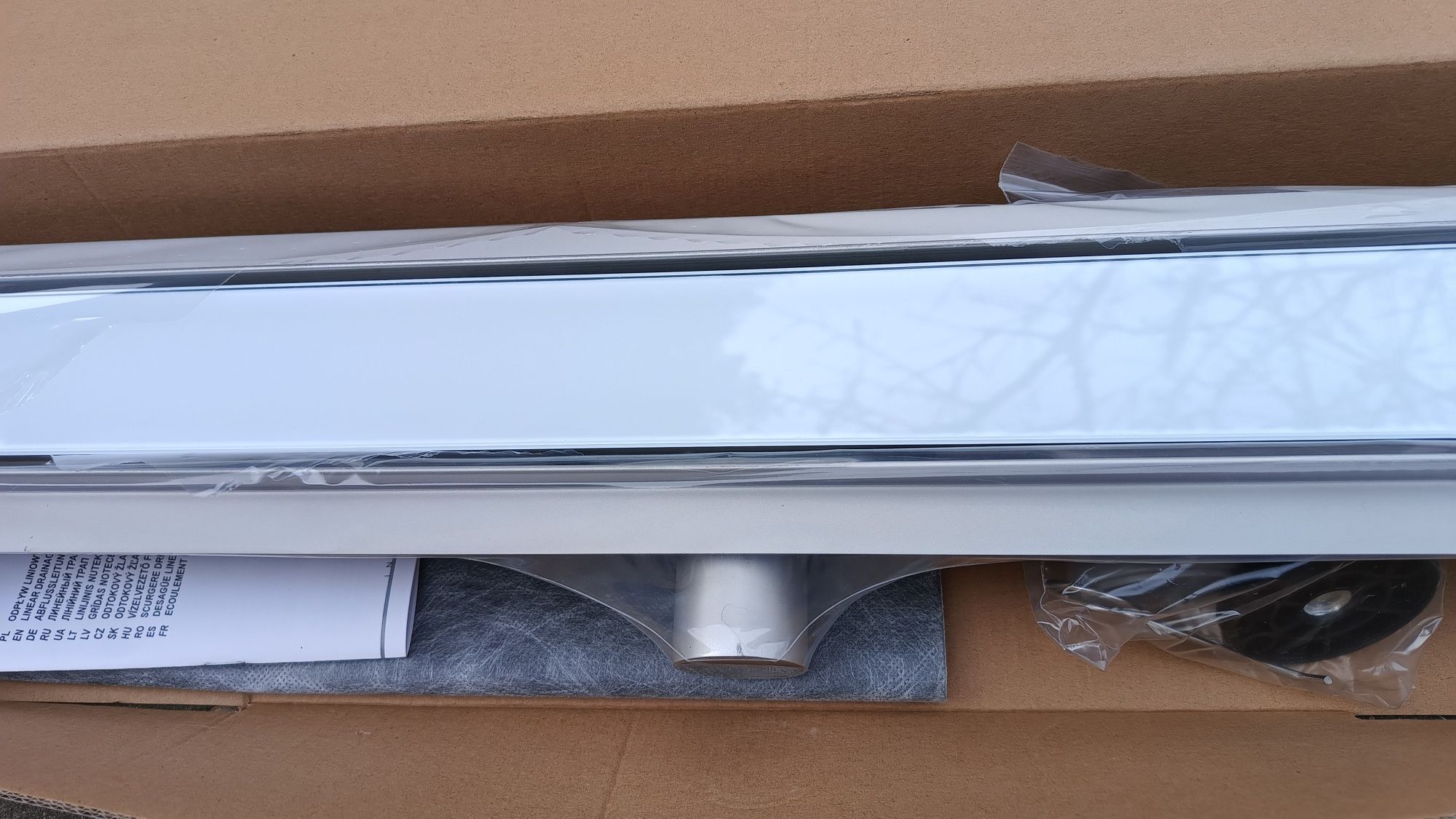 Odpływ liniowy 70 cm z białym szkłem