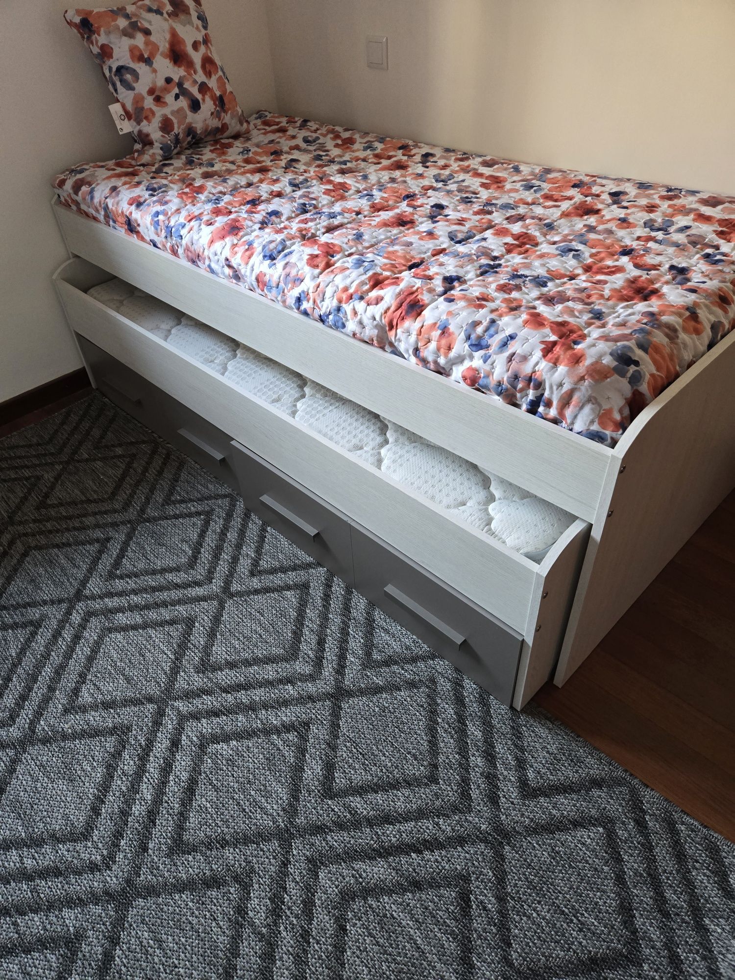Cama com gavetas arrumação  NOVO