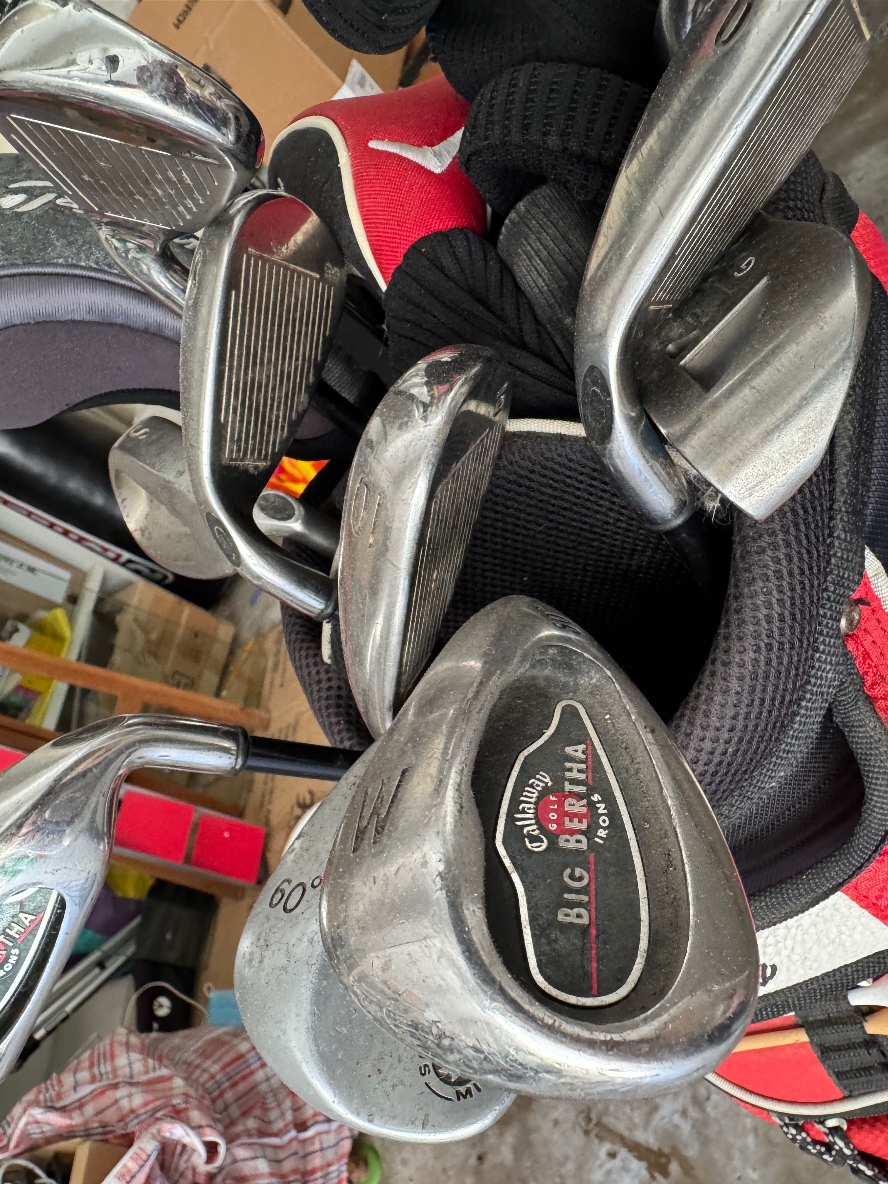 Saco de golf Callaway com conjunto de tacos.