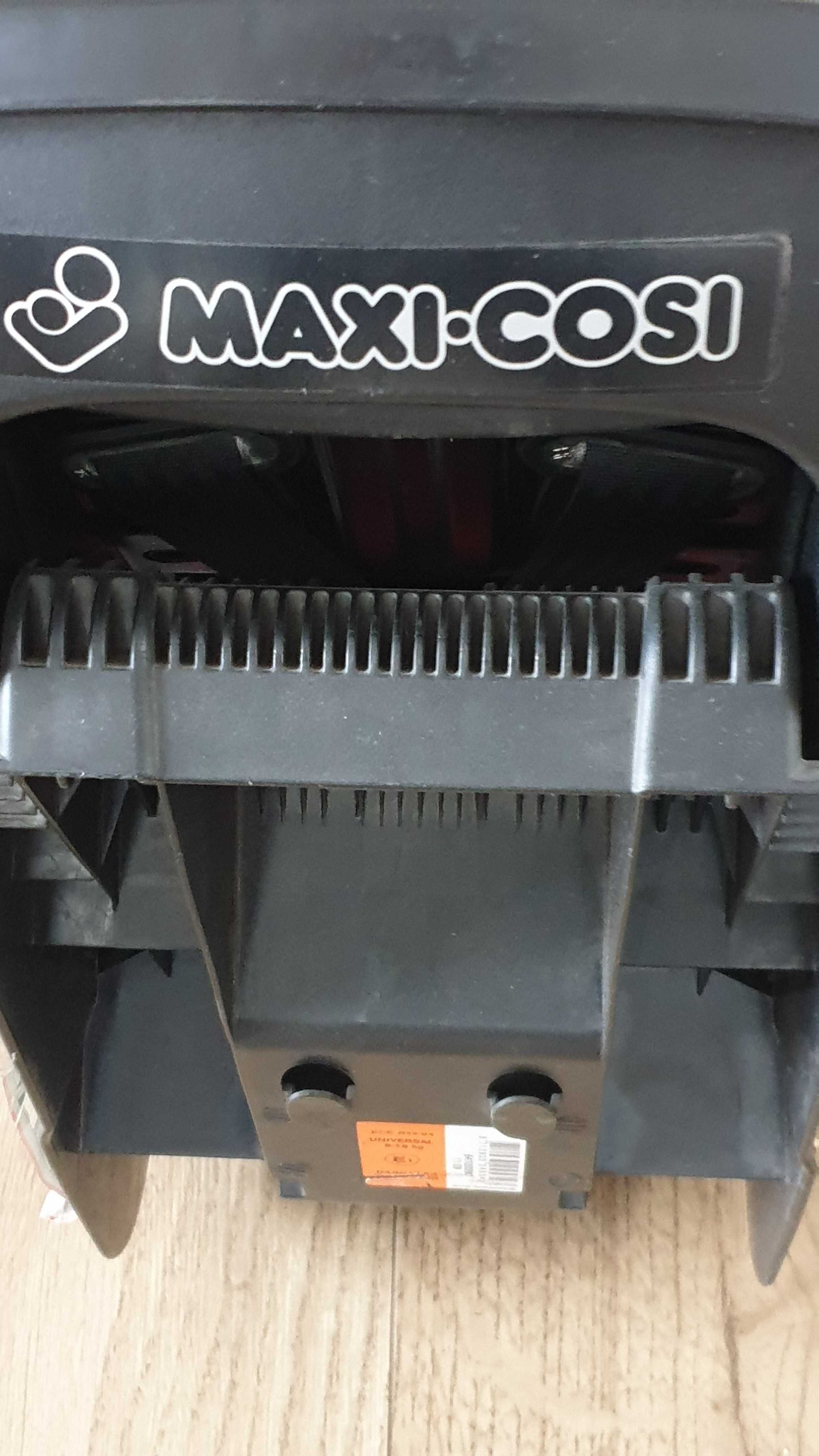 Детское автомобильное качественное кресло Maxi-Cosi Universal 9-18 kg
