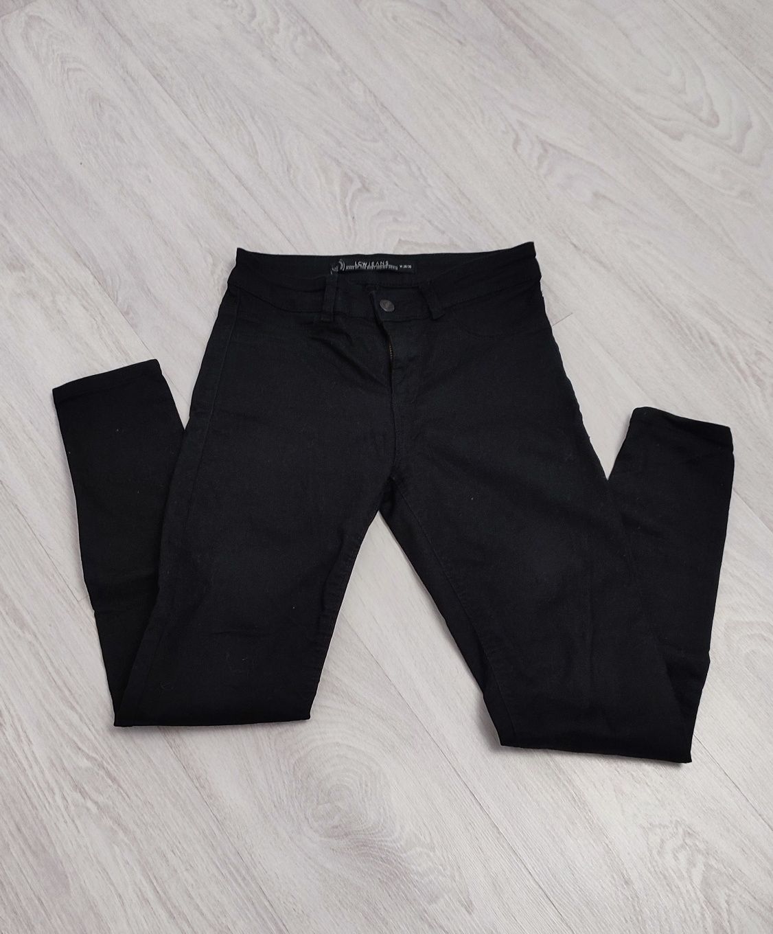 Czarne spodnie jeansowe dżinsy rurki skinny