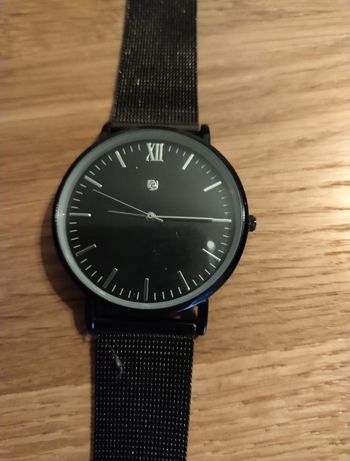 Czarny zegarek uniwersalny