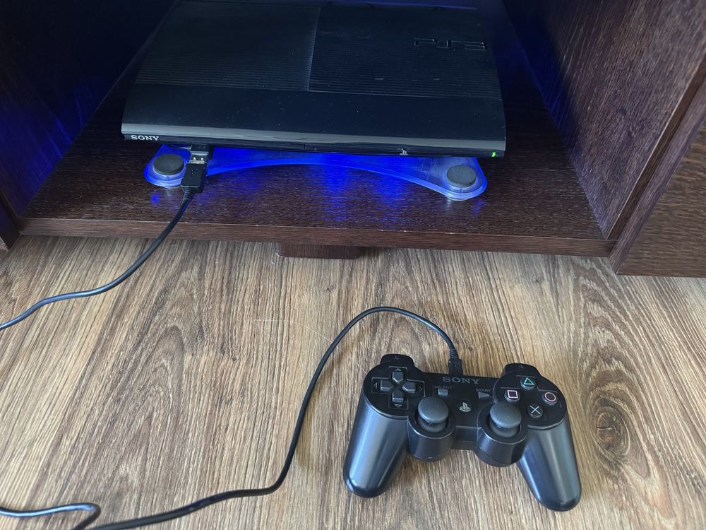 Play Station 3 plus gry plus dwa pady .