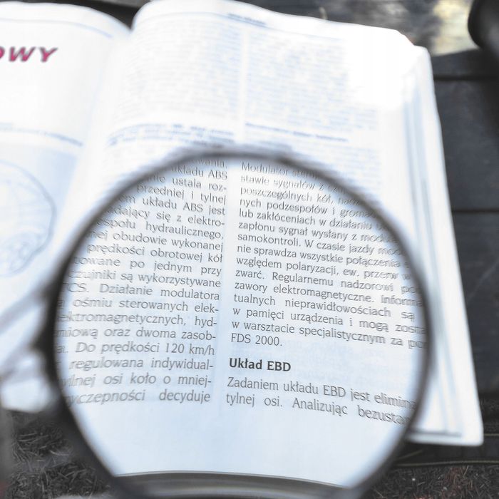 Turkusy i czernie - wisior lupa na łańcuszku