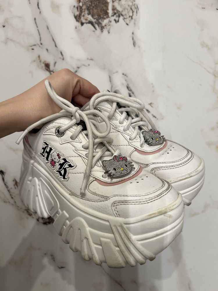 Buty Hello Kitty na koturnie