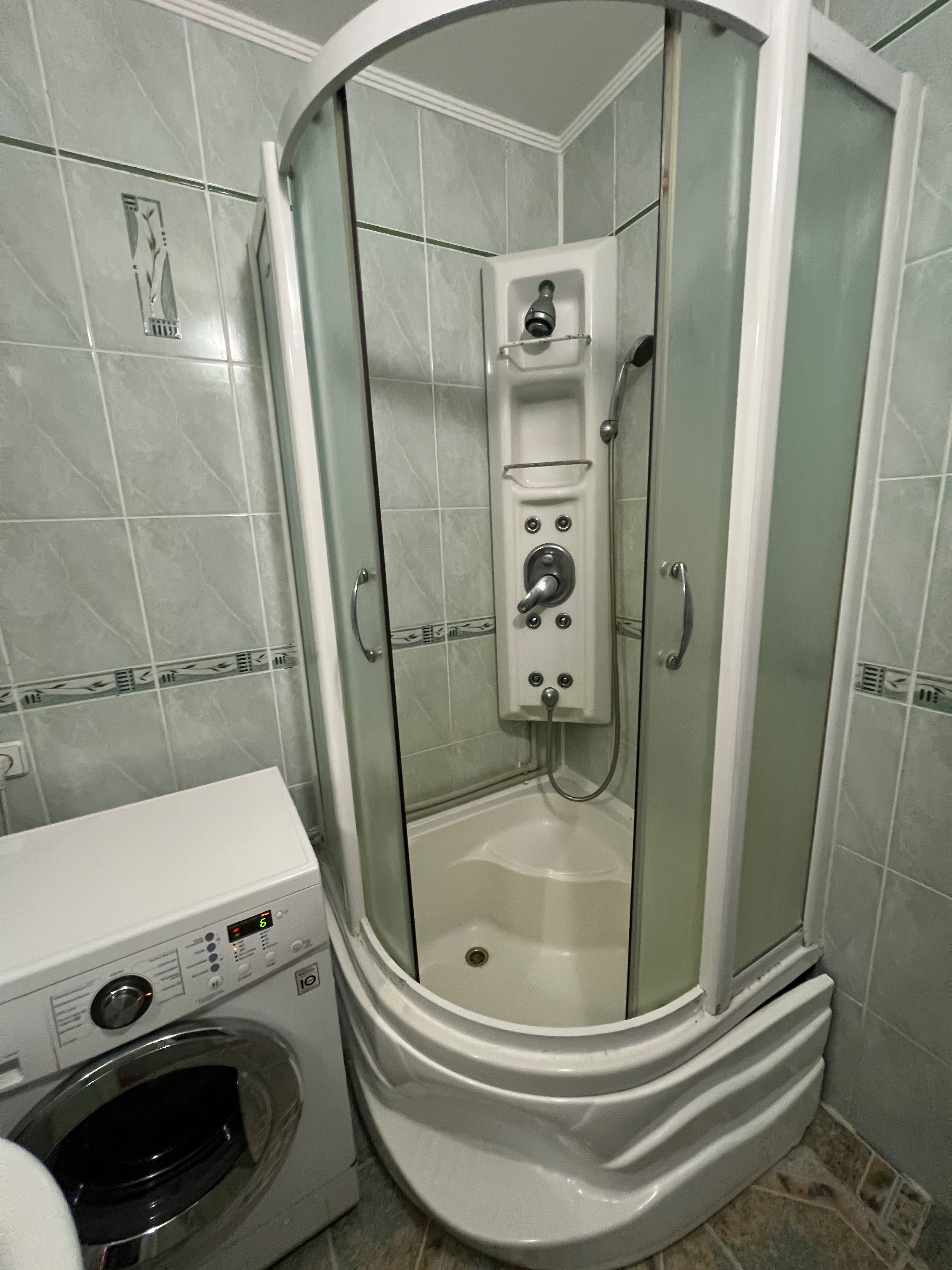 Душева кабіна, скляні двері та піддон 90*90
