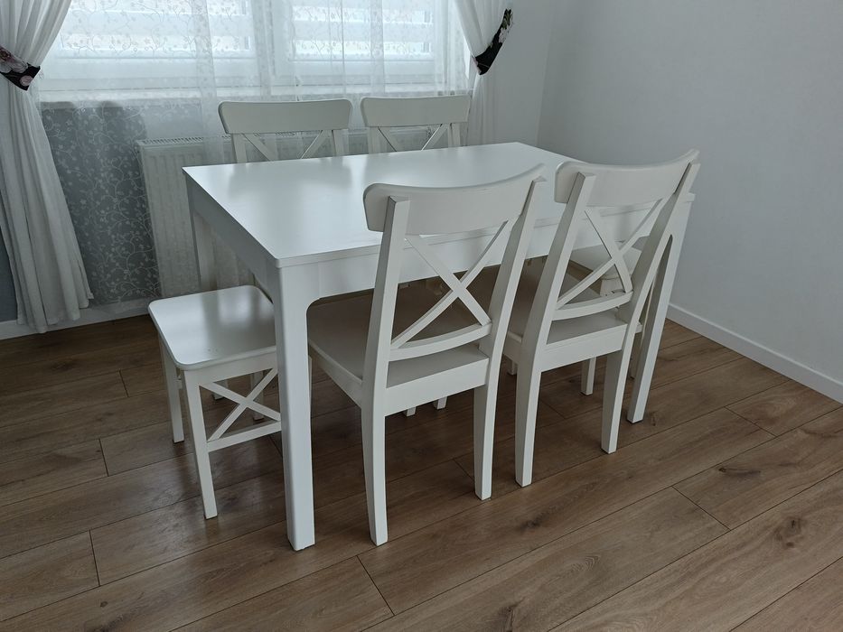 Biały stół rozkładany ekedalen i białe krzesła ingolf taborety Ikea