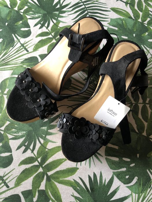 Sandálias Primavera flores negras