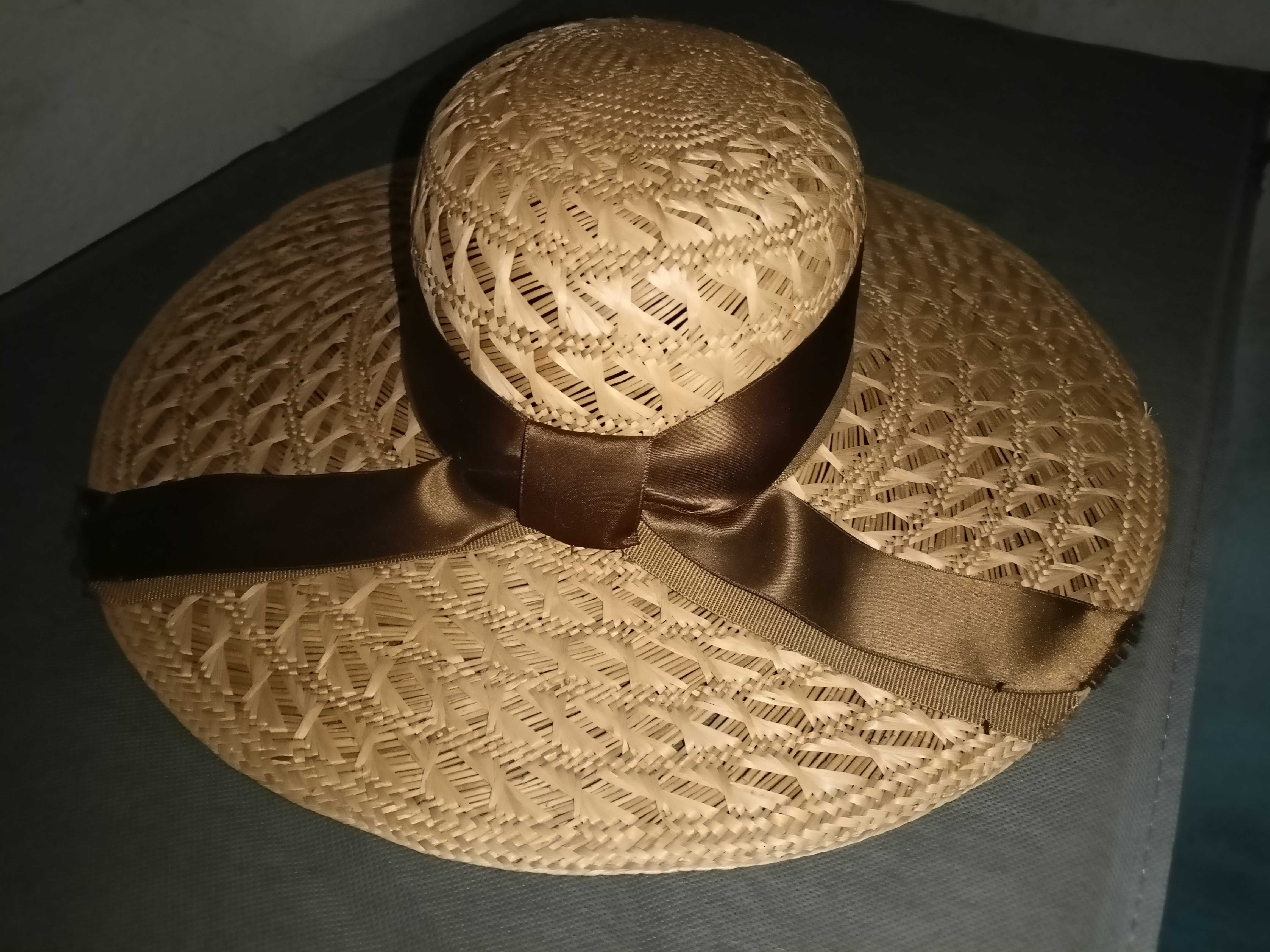 Damski kapelusz słomkowy