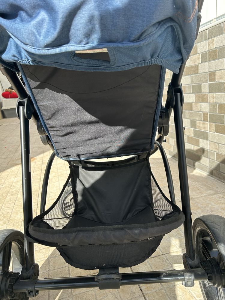 Carinho de bebe com ovo e cadeira
