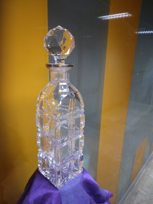 Garrafa  de cristal  lapidado  com gargalo em prata