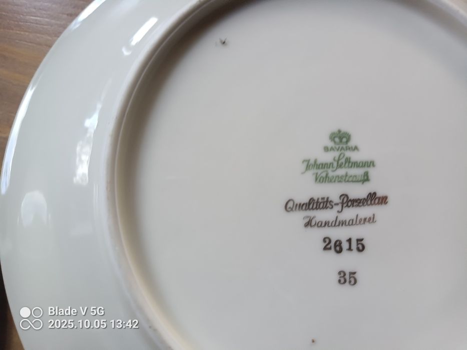 Filiżanka z podstawką i talerzykiem.