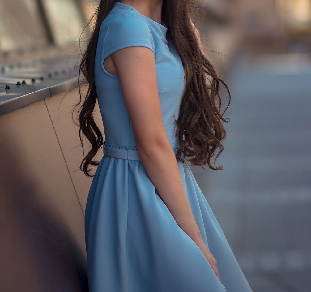 Niebieska sukienka z paskiem Mohito