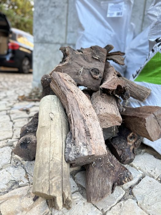 Vende-se 300 kg de lenha azinho e pinhas