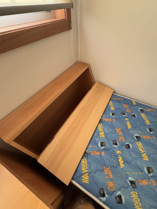 Cama de solteiro com arrumação em madeira