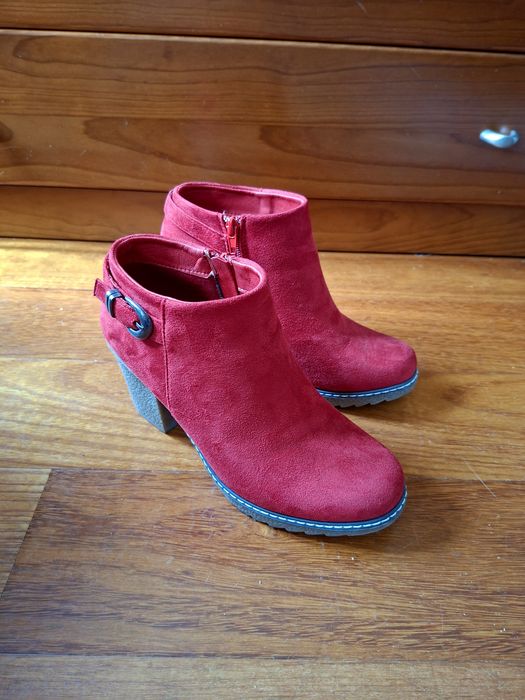 Botas vermelhas tecido pele de pêssego da Cristina Ferreira