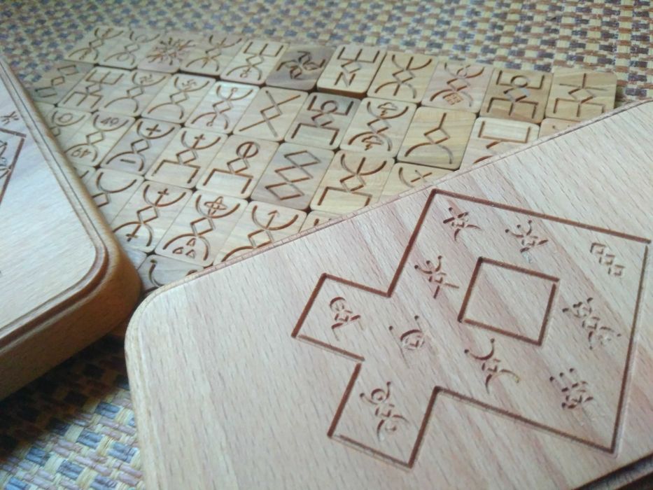 Алатырь-руны (набор со шкатулкой) (55 рун)