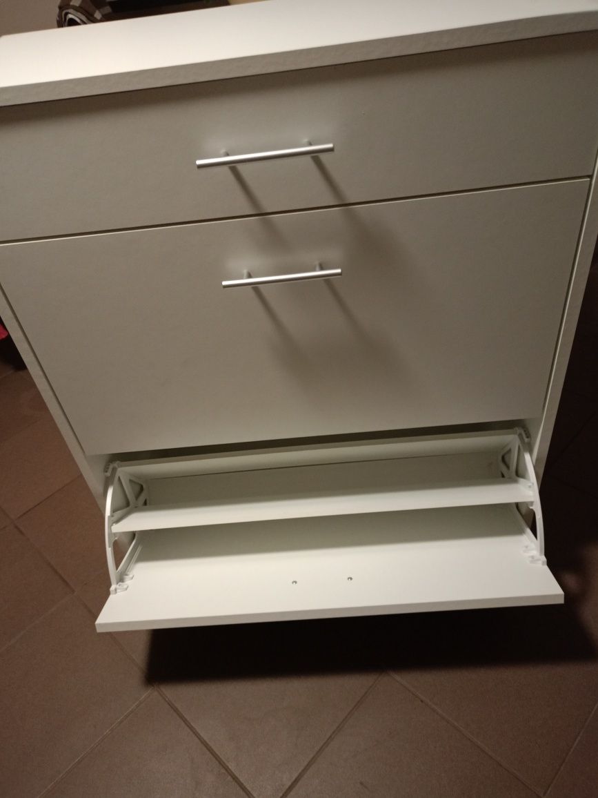 Pojemna szafka na buty, biała,jak nowa.