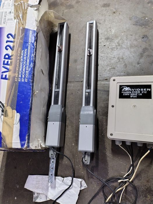 Ewer 212 mechanizm do otwierania bram dwuskrzydłowych