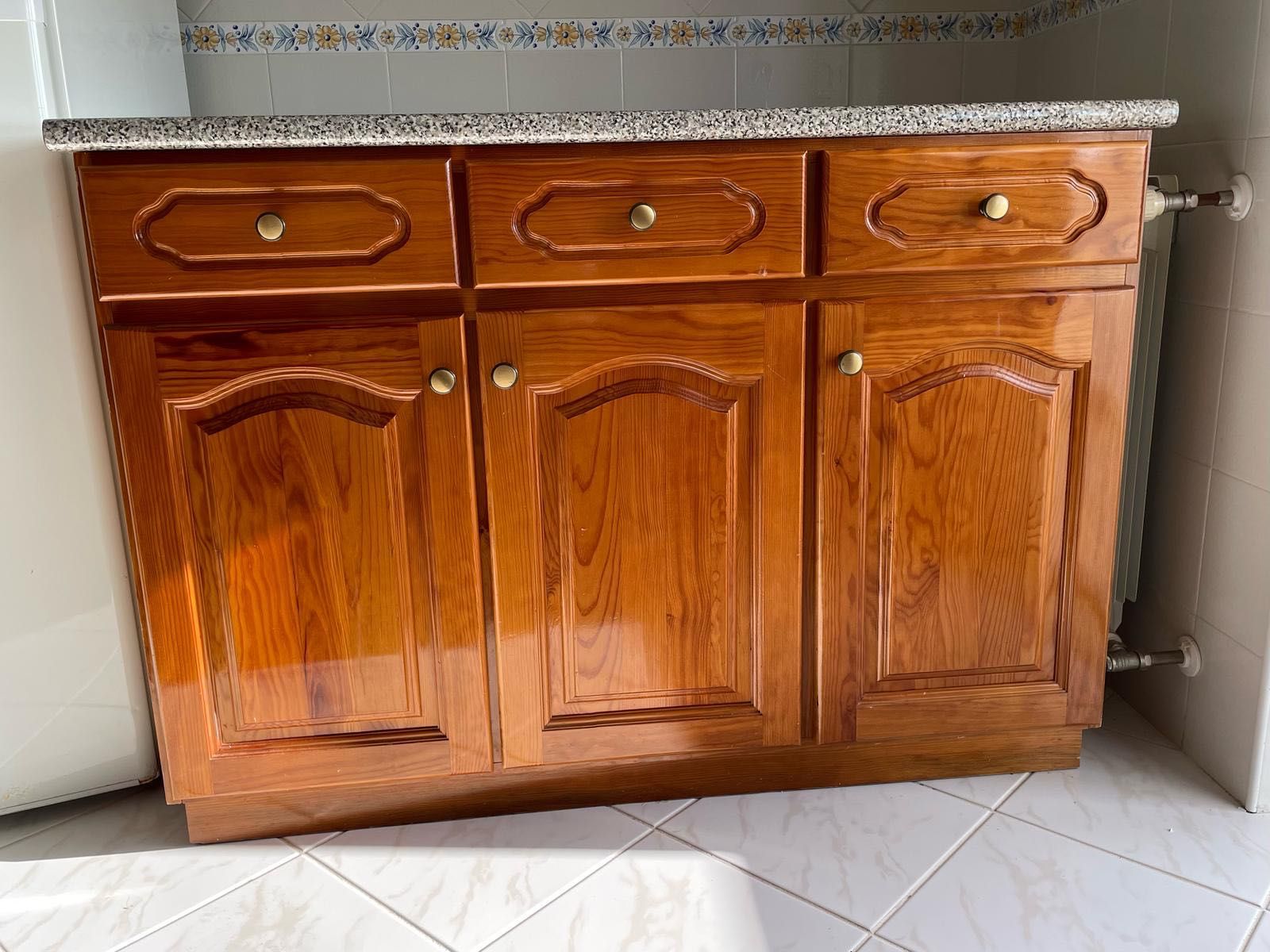 Bancada de Cozinha com Tampo Aglomerado Aspeto Granito