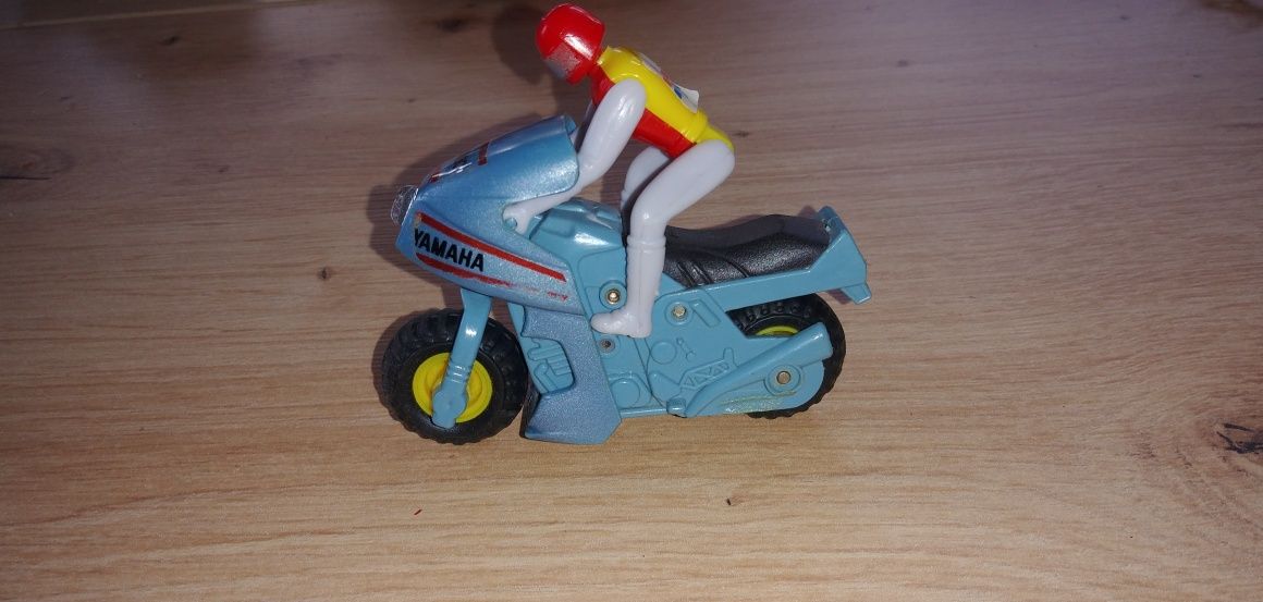 Stara zabawka motor Yamaha z kierowcą ludzikiem