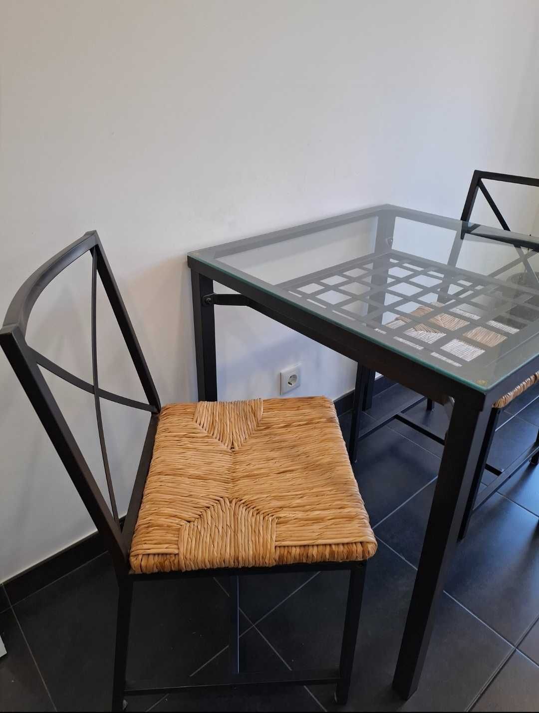 Mesa de Jantar com 2 Cadeiras – Estrutura Metálica e Tampo de Vidro