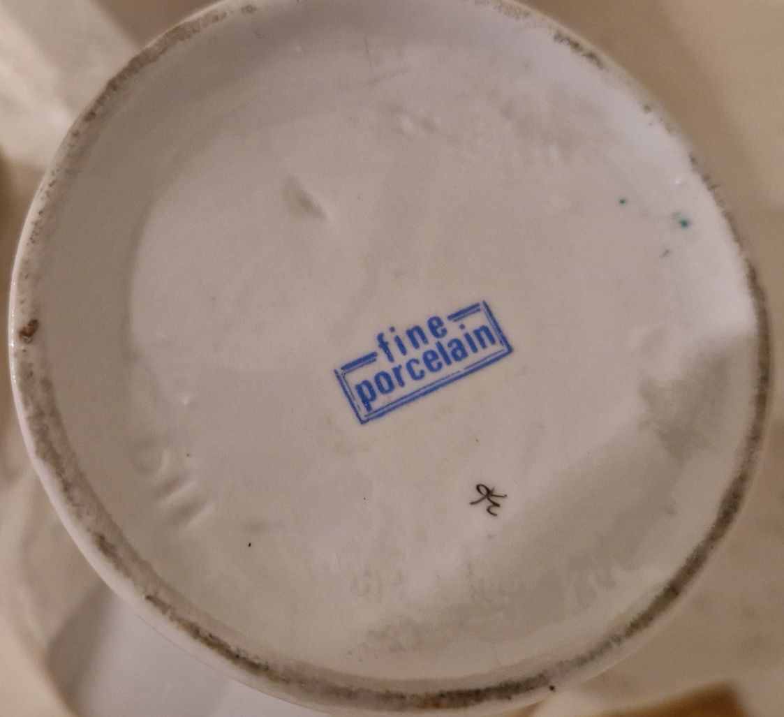 Stary WAZON z wypukłymi kwiatkami z porcelany ecru "Line porcelain"