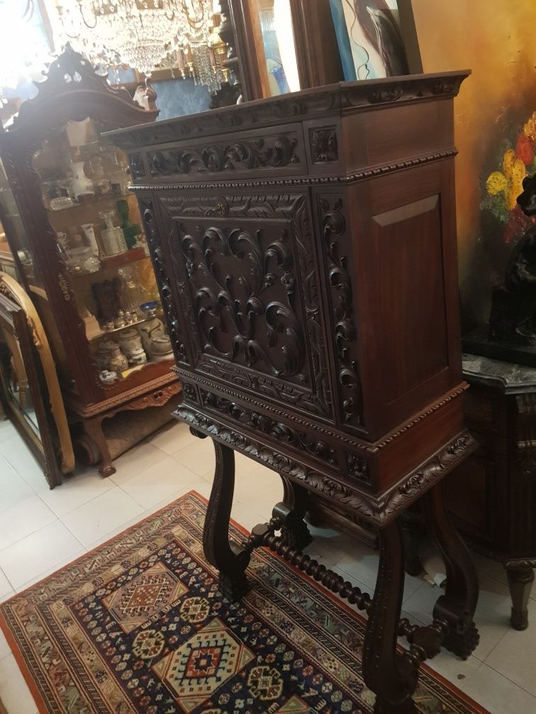 Bonito móvel bar estilo renascença