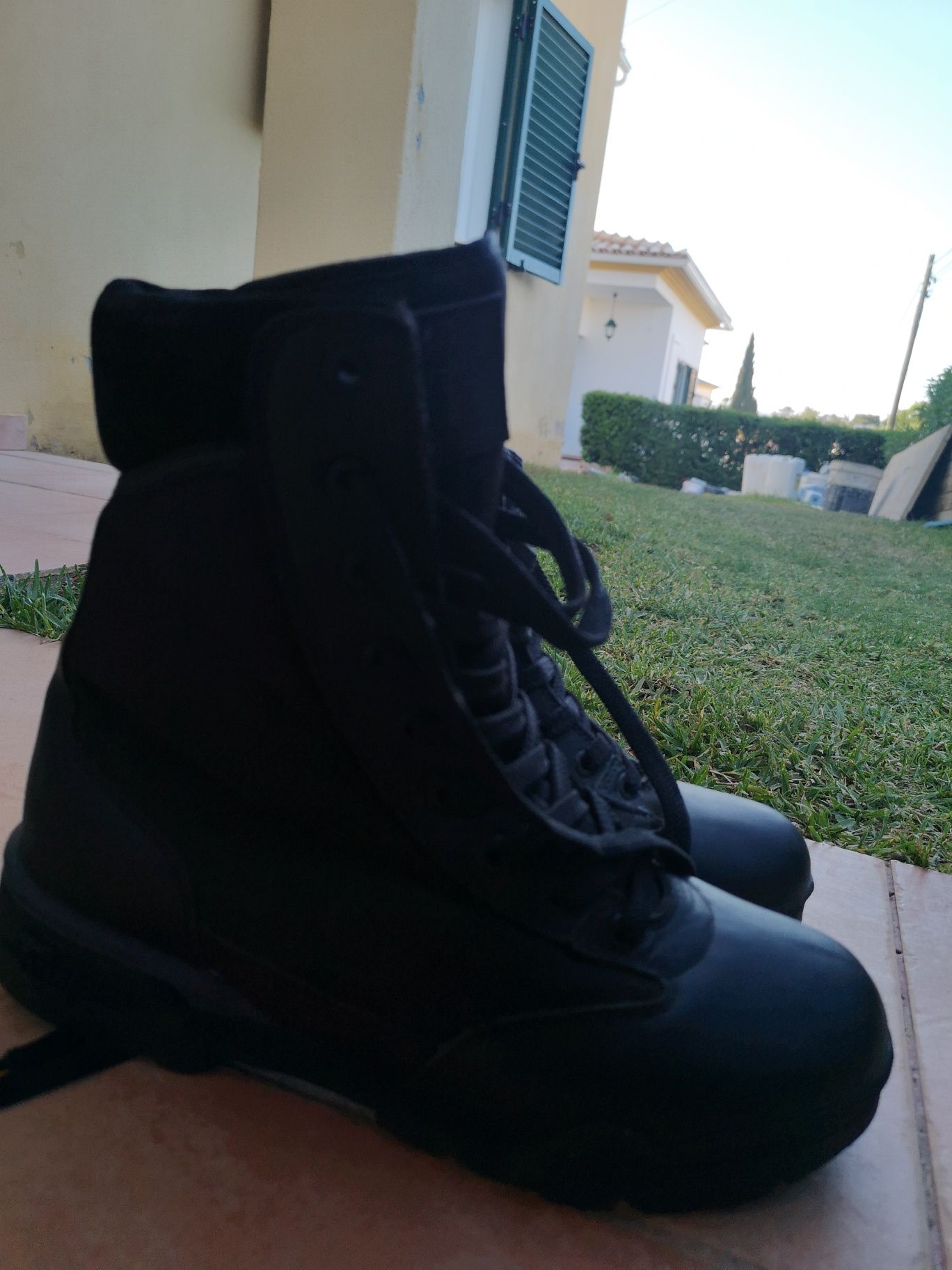 Botas tipo militar tamanho 42