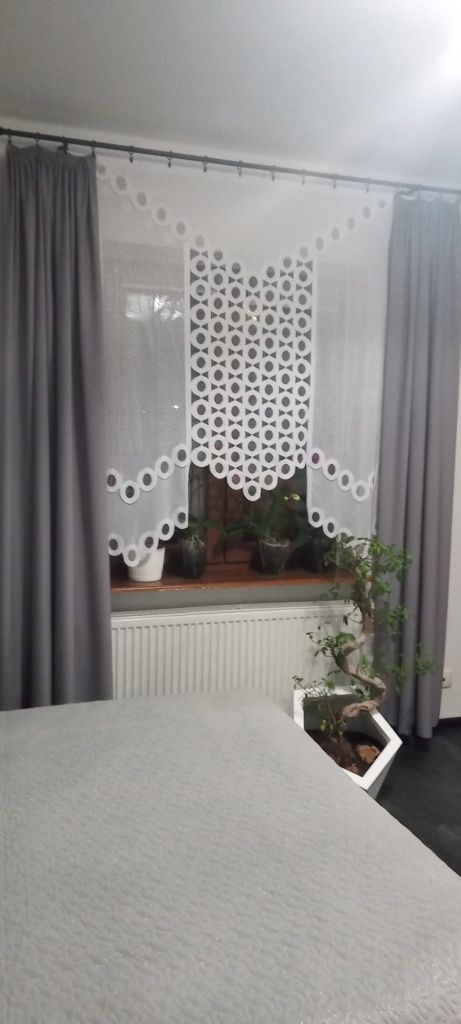 Dwie firanki białe.