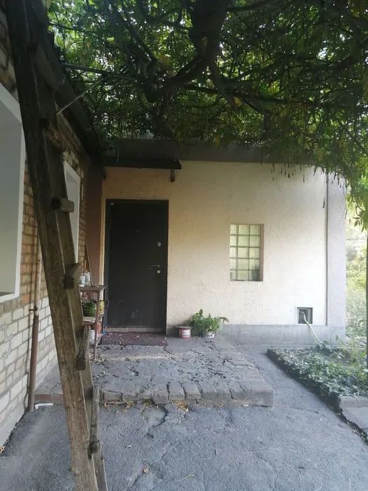 Продам будинок з ексклюзивною земельною ділянкою в центрі міста.