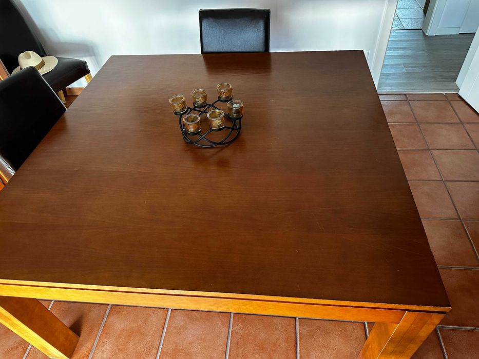 Mesa de Jantar em Madeira Extensível 1,5m x 1,5m (até 3m) – 500€