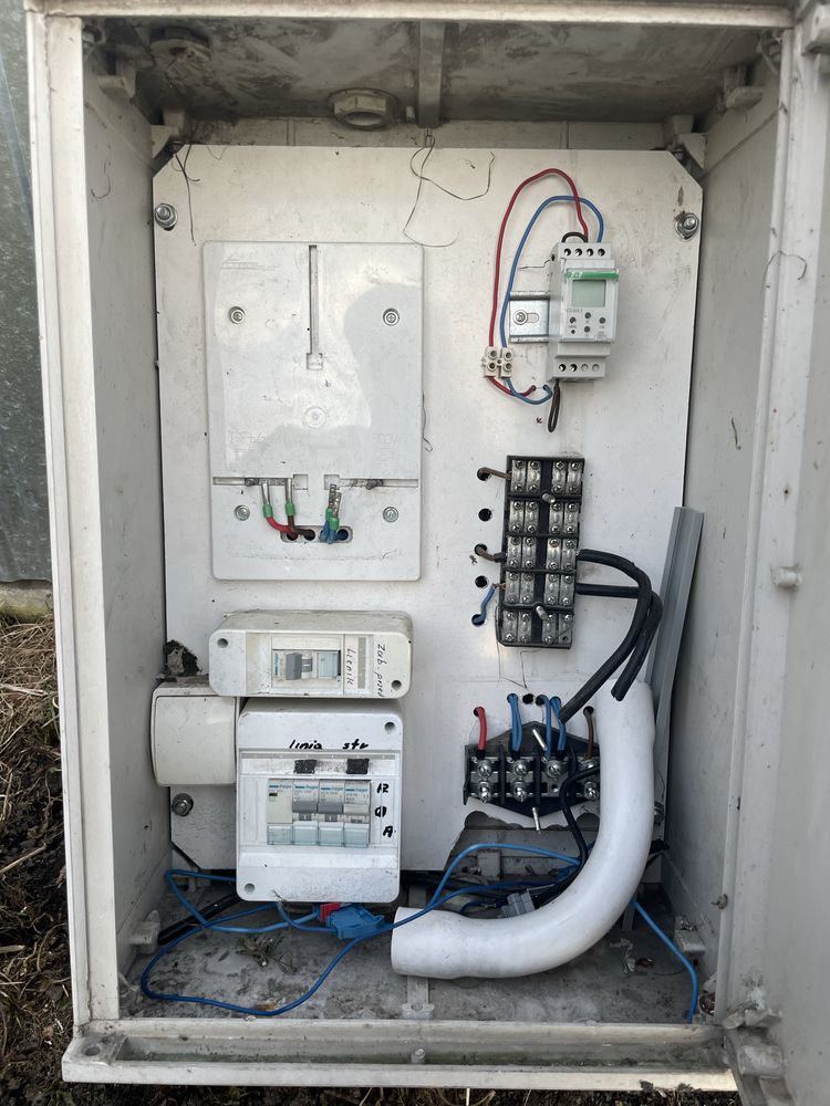 Skrzynka elektryczna budowlana z wyposazeniem