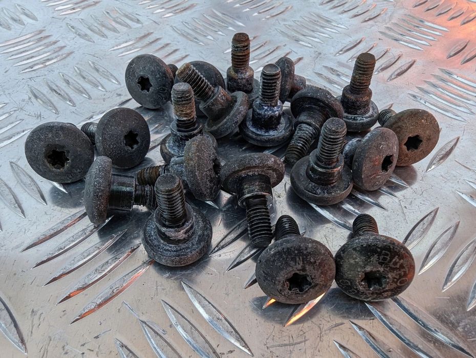 SCANIA ŚRUBY ŚRUBA BLENDY PRZECIWSŁONECZNEJ