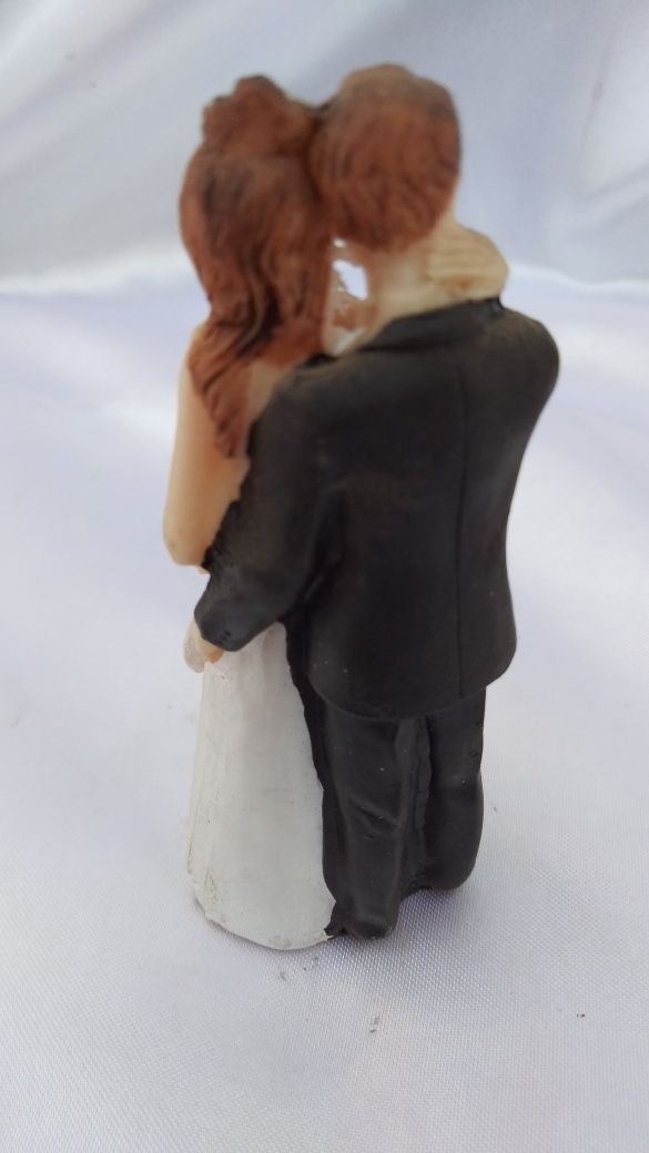 Свадебная фигурка на торт с женихом и невестой. Высота фигурки 10 см.