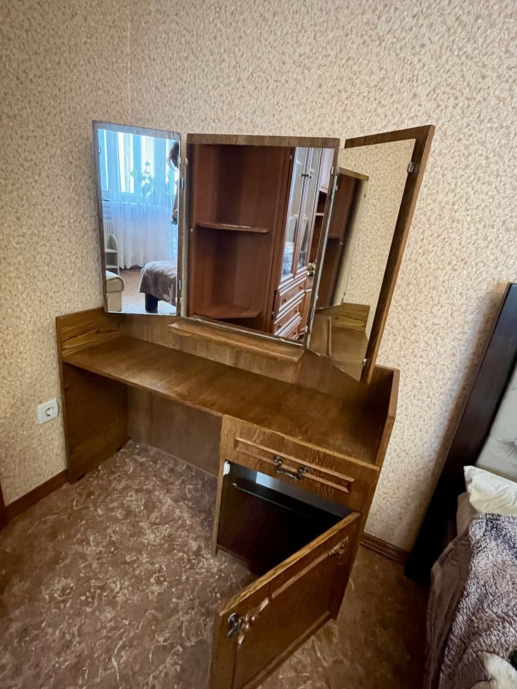 ТУАЛЕТНИЙ СТОЛИК. Терміново! 450 грн
